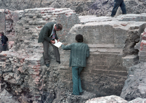 830392 Afbeelding van twee archeologen tijdens het opmeten van de opgravingen van het vroegere Kasteel Vredenburg op ...